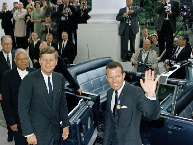 Phi hành gia NASA Gordon Cooper (phải), đứng bên cạnh cố Tổng thống Mỹ John F. Kennedy.