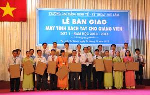 Bàn giao 148 máy tính xách tay cho giảng viên