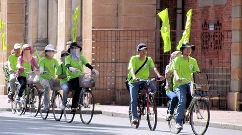 Bạn trẻ hưởng ứng chiến dịch tiêu dùng xanh