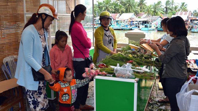 Bạn trẻ mở gian hàng gây quỹ giúp đồng bào miền Trung