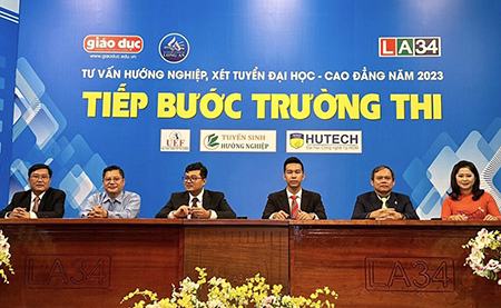 Trong một ngày, tư vấn cho thí sinh hai tỉnh Tiền Giang, Long An