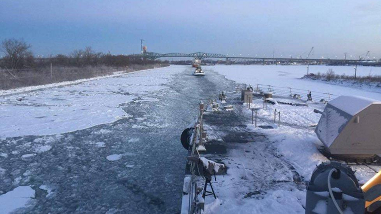 Băng giá Canada vây khốn chiến hạm tối tân của Mỹ - ảnh 2