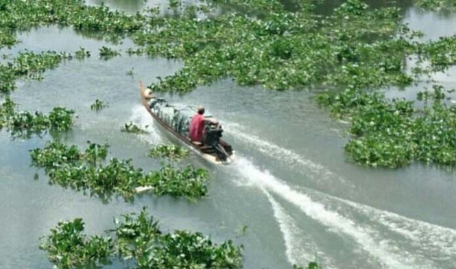 Xuồng chở thuốc lá lậu /// Khôi Nguyên