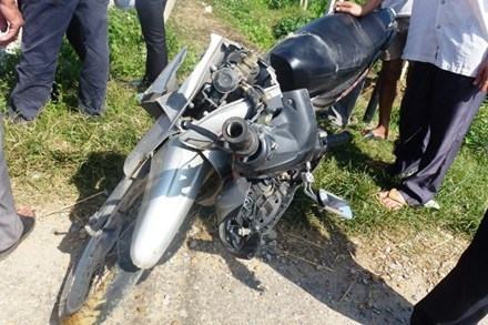 Băng qua đường sắt bị tàu đâm nguy kịch