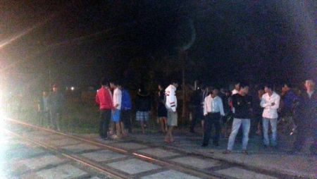 Rất đ&ocirc;ng người d&acirc;n địa phương k&eacute;o đến xem.