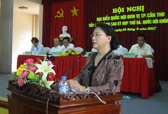 Chủ tịch Quốc hội tiếp xúc cử tri: Người dân nên cho con học những ngành xã hội cần