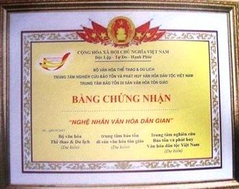 Dừng vinh danh và cấp bằng chứng nhận nghệ nhân văn hóa dân gian