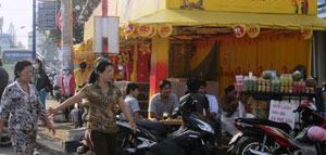 Bánh trung thu được “ưu tiên” bán trên vỉa hè?