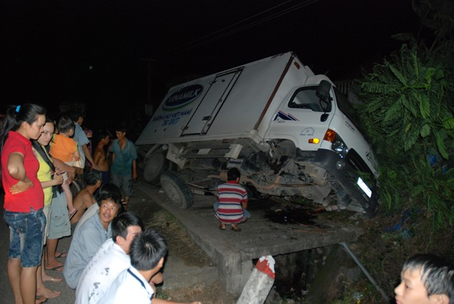 Bánh trước xe tải văng ra ngoài, 4 người thoát chết
