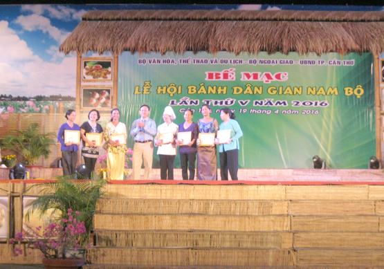 Lễ hội bánh dân gian Nam bộ lần thứ V/2016: Hơn 180.000 lượt khách tham quan