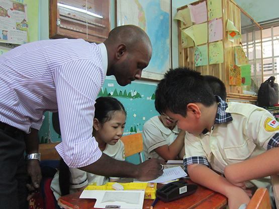 Giáo viên nước ngoài phải gọi học sinh bằng tiếng Việt