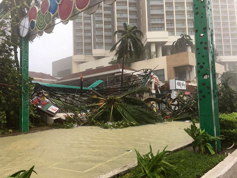 Bão Damrey sức gió trên 100km/h tàn phá Nha Trang tan hoang