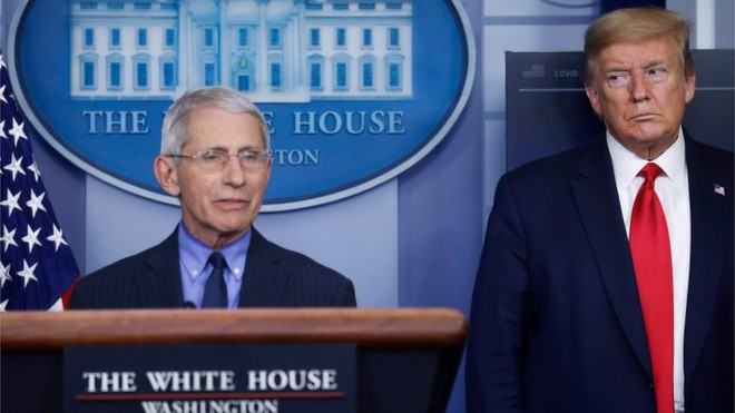 Chuyên gia y tế hàng đầu Nhà Trắng Anthony Fauci phát biểu bên cảnh Tổng thống Donald Trump. Ảnh tư liệu /// Reuters