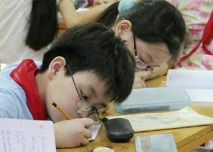 Báo động tình trạng cận thị học đường
