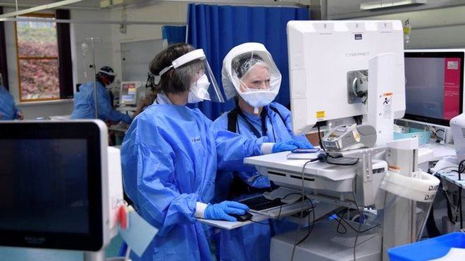 Các nhà khoa học Anh khẩn trương nghiên cứu tác động từ biến thể mới của SARS-CoV-2  /// Reuters 