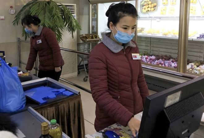 Nhân viên đeo khẩu trang y tế ở siêu thị thuộc khu vực tập trung các cơ quan ngoại giao Munsu-dong ở Bình Nhưỡng /// TASS