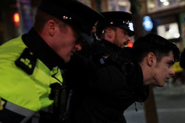 Bạo loạn quy mô chưa từng có ở Ireland - Ảnh 1. Bạo loạn quy mô chưa từng có ở Ireland - Ảnh 1.