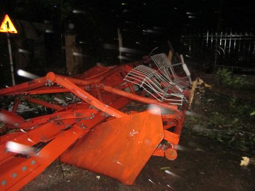 Bão quật gãy tháp truyền hình Nam Định