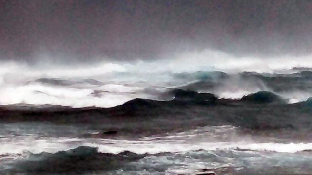 Bão quét Trường Sa, giàn pin mặt trời bị gió cuốn mất - Ảnh 9.