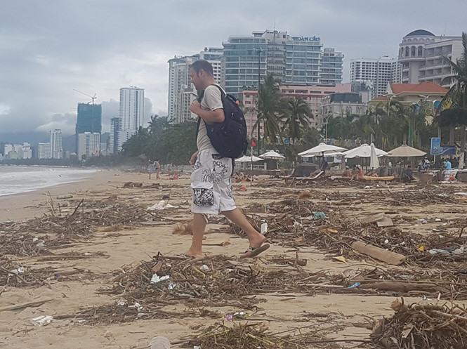 Bãi biển Nha Trang tiêu điều sau bão  /// Ảnh: Nguyễn Chung 