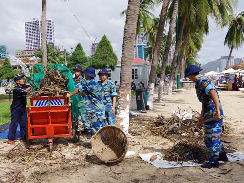 Bão số 12 đi qua, không còn nhận ra bãi biển Nha Trang thanh bình sạch đẹp  - ảnh 13