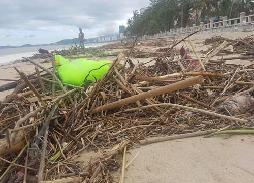 Bão số 12 đi qua, không còn nhận ra bãi biển Nha Trang thanh bình sạch đẹp  - ảnh 4