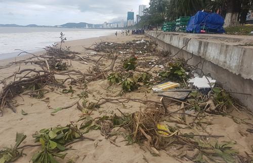 Bão số 12 đi qua, không còn nhận ra bãi biển Nha Trang thanh bình sạch đẹp  - ảnh 6