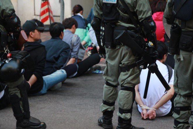 Báo Trung Quốc gọi người biểu tình Hồng Kông là khủng bố - ảnh 1