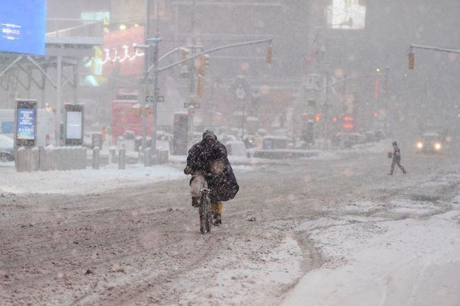 Một người đạp xe trong bão tuyết ở khu Manhattan, thành phố New York ngày 1.2 /// Reuters