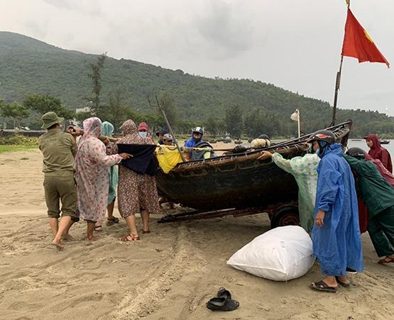 Ứng phó với bão số 5, hai tỉnh cho học sinh nghỉ học