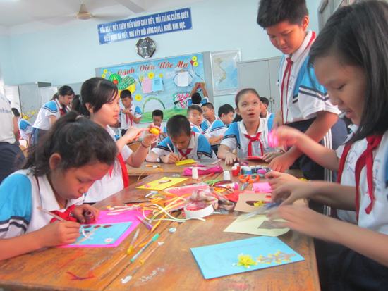 Học sinh làm báo mừng Đảng, mừng xuân