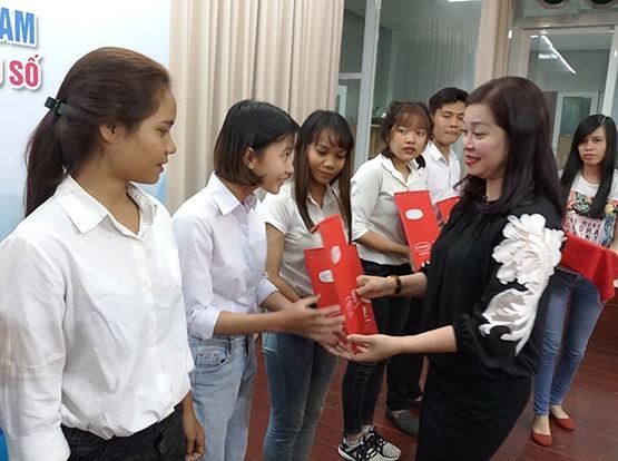 Trao 26 hợp đồng bảo hiểm cho sinh viên Quỹ Vừ A Dính