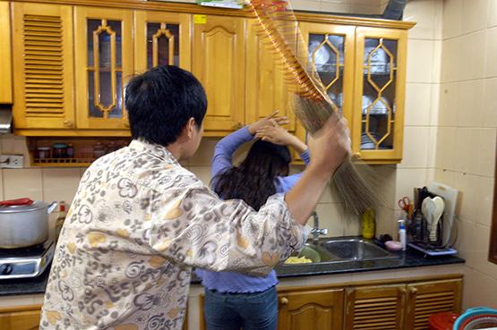 Chấm dứt bạo lực đối với phụ nữ và trẻ em gái