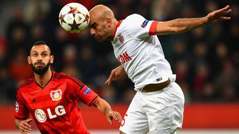 Aymen Abdennour (áo trắng) được đánh giá có tố chất của một thủ lĩnh