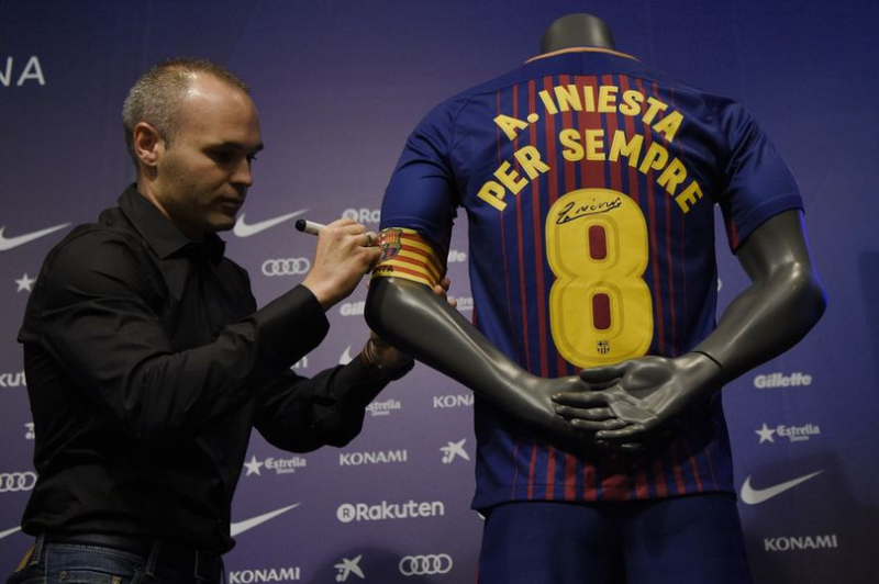 Barca ký hợp đồng “trọn đời” với Iniesta