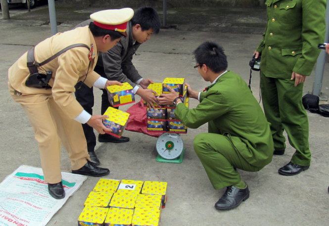 Bắt 132kg pháo lậu