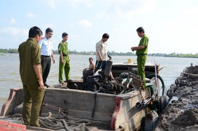 Đoàn kiểm tra liên ngành đang kiểm tra các phương tiện - Ảnh: Quang Duy