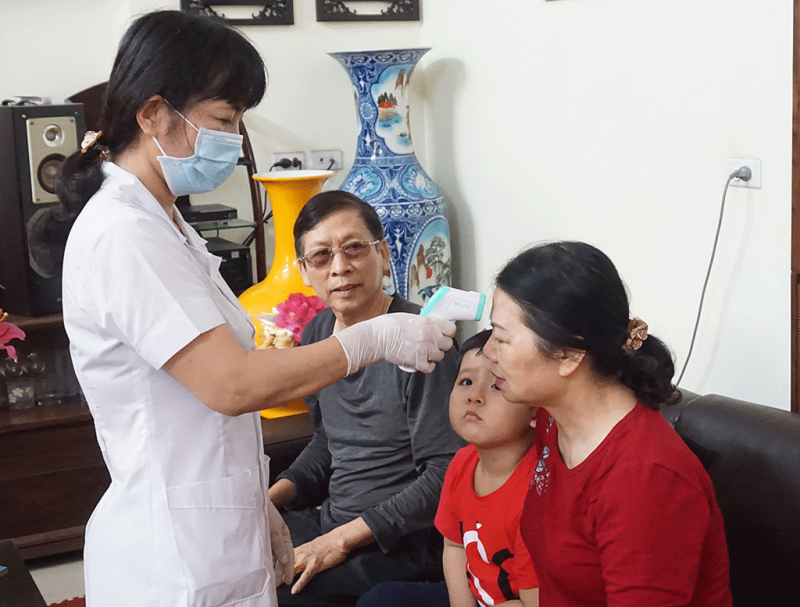 Lực lượng y tế đến từng hộ dân khám sức khỏe và thực hiện khai báo y tế tạiTP.Hạ Long (Quảng Ninh)  /// Ảnh: Lã Nghĩa Hiếu