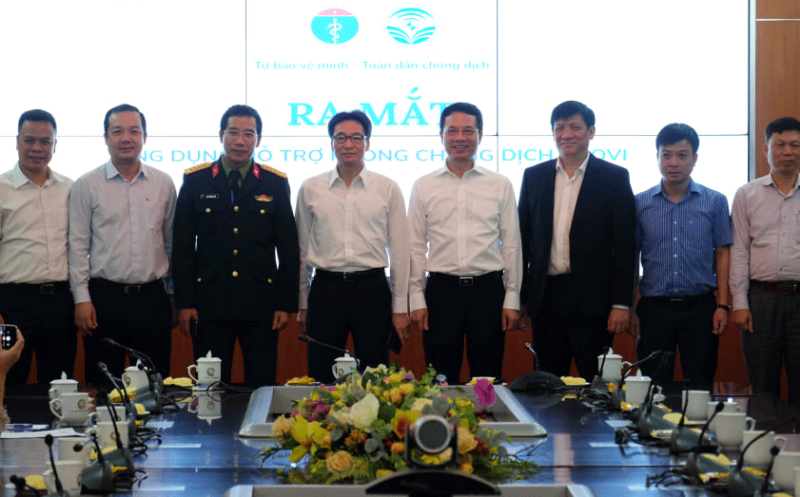 Phó thủ tướng Vũ Đức Đam (thứ 4, từ trái qua) tại lễ ra mắt ứng dụng Khai báo y tế Ảnh: M.H