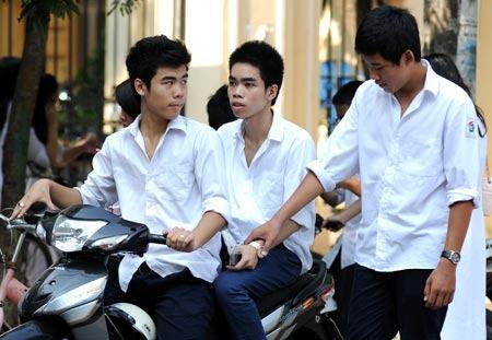 Bất lực với việc xử lý học sinh đi xe máy