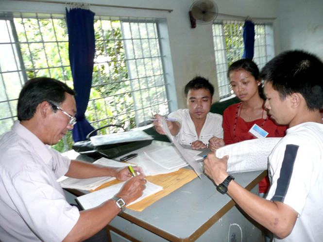 Thí sinh tham gia đợt thi lại tại Trường CĐ Trang trí mỹ thuật Đồng Nai năm 2008 /// Đăng Nguyên