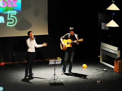 Bất ngờ giọng hát của chàng du học sinh đẹp trai - ảnh 2