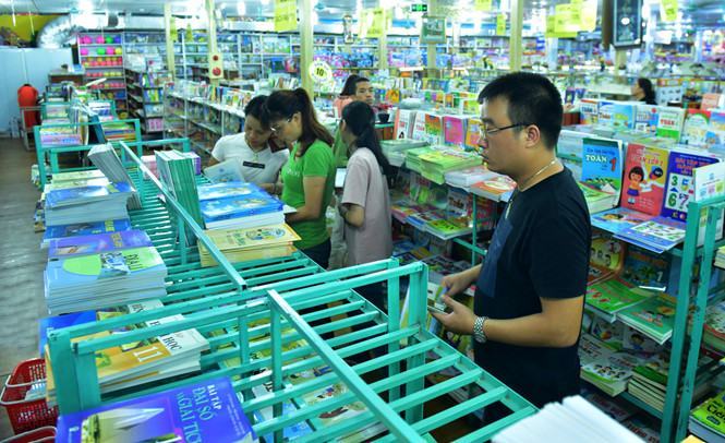Phụ huynh chọn mua sách giáo khoa tại nhà sách Giáo dục trên đường Giảng Võ, Q.Đống Đa, Hà Nội, chiều 12.8 /// Ảnh: Phạm Hùng