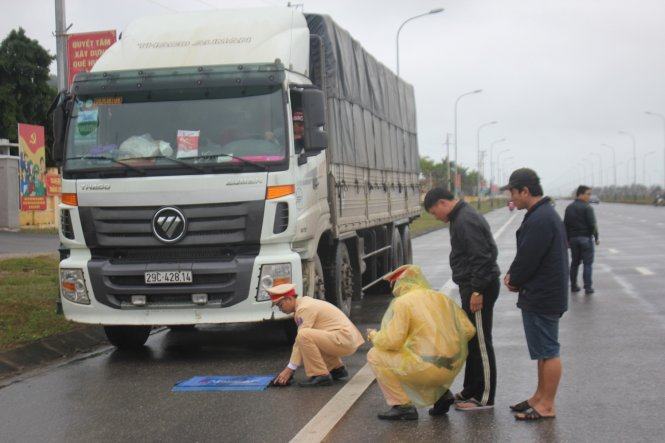 Bắt xe tải chở 12 tấn da, mỡ bò bốc mùi hôi thối