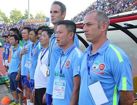 Bầu Đức tiếp tục đặt niềm tin vào HLV Graechen Guillaume