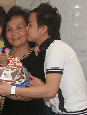 Bày tỏ cảm xúc với cha mẹ, có khó?