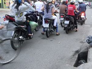 “Bẫy”… trên đường