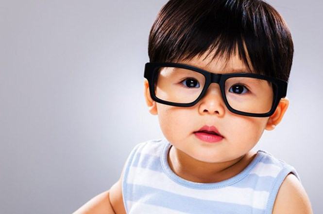 Bé 4 tháng tuổi mỉm cười lần đầu tiên vì được nhìn thấy cha mẹ