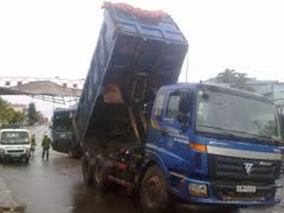 Bé 5 tuổi lái xe ben làm chết người