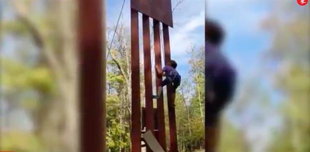 Be gai 8 tuoi de dang leo qua buc tuong bien gioi cua Tong thong Trump!